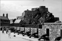Saint Helier. Die seeseitige Zufahrt zum Hafen der Hauptstadt Saint Helier wird von der Inselfestung Elizabeth Castle beherrscht. SW-Version eines eingescannten Dias aus dem Jahr 1982.