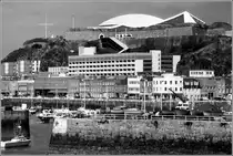 Saint Helier. Das Fort Regent oberhalb des Hafens der Hauptstadt Saint Helier wurde ab Ende der 1960er-Jahre f�r ein Erholungszentrum modern �berbaut. SW-Version eines eingescannten Dias aus dem Jahr 1982.