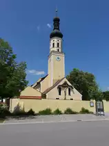 Illkofen, katholische Pfarrkirche St. Martin an der Uferstra�e, Saalbau mit eingezogenem Chor und Ostturm, erbaut im 18. Jahrhundert (02.06.2017)