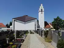 Irlbach, kath. Pfarrkirche Mari� Himmelfahrt, Polygonaler Chor und Chorflankenturm mit Treppengiebel, erbaut ab 1347, Neubau von 2003 bis 2006 (02.06.2017)