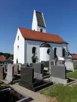 Pettenreuth, kath. Pfarrkirche Maria Himmelfahrt, Saalbau mit eingezogenem Chor und Flankenturm, erbaut 1738 (02.06.2017)