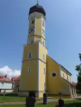 Pfatter, kath. Pfarrkirche Mari� Himmelfahrt, Saalbau mit eingezogenem Chor, abgewalmtem Satteldach, Westturm mit Zwiebelhaube, erbaut im 15. Jahrhundert (02.06.2017)