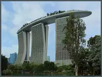 Marina Bay Sands Resort in Singapur gilt als teuerste Kasinoanlage der Welt. Auf dem Dach der 191 m hohen Hotelt�rme befindet sich ein Dachgarten mit Pools. (11.01.2020)