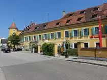 Schloss Wiesent, langgestreckter Bau mit zwei Eckt�rmen, erbaut bis 1695 von den Herren von Wiesent (02.06.2017)