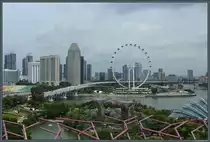 Am Riesenrad  Singapore Flyer  str�mt der Singapore River in die Marina Bay. Links befindet sich der Stadtteil Downtown Core als wirtschaftlich bedeutendes Zentrum Singapurs. Im Vordergrund sind die Gardens of the Bay zu sehen. (Singapur, 11.01.2020)