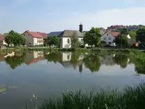 Hofenstetten, kath.  Expositurkirche St. Sebastian am Dorfweiher, erbaut 1728 (03.06.2017)