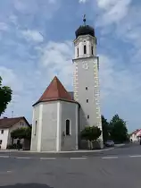 P�sing, kath. Pfarrkirche St. Vitus, Traufst�ndiger Saalbau mit eingezogenem Chor, Chorflankenturm mit Zwiebelhaube, barockisiert im 18. Jahrhundert (03.06.2017)
