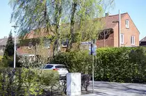 In den letzten Kriegstagen des Zweiten Weltkrieges fl�chtete ein gro�er Teil der verbliebenen Nazi-Gr��en �ber die sogenannte Rattenlinie Nord in Richtung Flensburg. Im Walter-Flex-Weg besa�, kurz nach dem Zweiten Weltkrieg, der fl�chtige Nazi Werner Heyde ein Reihenhaus. Als Leiter der medizinischen Abteilung der Tarnorganisation „Zentraldienststelle T4“ und erster T4-Obergutachter w�hrend der Zeit des Nationalsozialismus war er f�r die Ermordung von Heilanstaltsinsassen und Konzentrationslagerh�ftlingen verantwortlich.
Aufnahme: 21. April 2020.