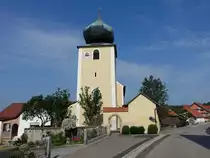 Tax�ldern, kath. Pfarrkirche St. Johannes Baptist, Chorturmkirche mit einfacher Putzgliederung, Kirchturm mit Zwiebelhaube, im Kern mittelalterlich, Langhaus und Turmhaube erbaut im 18. Jahrhundert (03.06.2017)