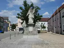 Waldm�nchen, Figur des hl. Johannes Nepomuk am Marktplatz, erbaut 1769 (03.06.2017)