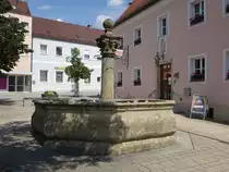 Waldm�nchen, sp�tbarocker oberer Stadtbrunnen, achteckiges Becken mit korinthischer Brunnens�ule, erbaut 1776 (03.06.2017)