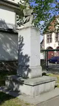 K�rzell, Denkmal f�r die Gefallenen der beiden Weltkriege auf dem Kirchplatz, April 2020