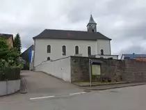 Etzgersrieth, kath. Pfarrkirche St. Georg, Saalkirche mit Walmdach und eingezogenem Rechteckchor, erbaut im 18. Jahrhundert (04.06.2017)