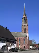 K�ndringen, die evangelische Kirche mit dem markanten, 60m hohen Turm, im gotischen Stil erbaut 1862-65, April 2020
