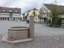 Schwarzhofen, Brunnen und Geb�ude am Marktplatz (04.06.2017)