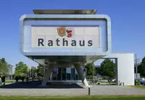 Mei�enheim, Blick auf die Giebelseite des  UFO  genannten Rathauses der Gemeinde, April 2020