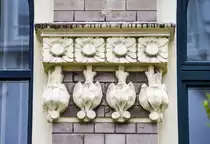 Beispiel von Jugendstil im Flensburger Stadtzentrum an der Nummer 7 in Nikolaistra�e. Aufnahme: 2. Mai 2020.