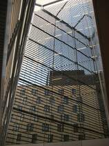 Es spiegelt sich so allerlei in der Moderne.
(23.04.2008)