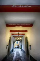 Das Flensborghus in der Norderstra�e 76 in Flensburg ist ein ehemaliges, 1725 fertiggestelltes Waisenhaus, das der d�nischen Minderheit nach der Volksabstimmung 1920 in Schleswig als Kultur- und Versammlungshaus dient. Im Tordurchgang in der Mitte des Geb�udes wurden im 20. Jahrhundert, nach der �bernahme durch die d�nische Minderheit, d�nischsprachige Balkeninschriften hinzugef�gt. Aufnahme: 2, Mai 2020.