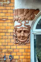 Jugendstil-Deko an der Toosb�ystra�e in Flensburg. Aufnahme: 2. Mai 2020.