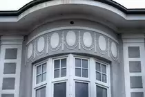 Jugendstil-Deko am Holm 35 in der Flensburger Fu�g�ngerzone. Aufnahme: 2. Mai 2020.