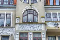 Toosb�ystra�e in Flensburg - Dekoration aus der Zeit des Jugendstils. Aufnahme: 2. Mai 2020.