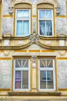 Toosb�ystra�e in Flensburg - Fassade aus der Zeit des Jugendstils. Aufnahme: 2. Mai 2020.