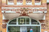 Toosb�ystra�e in Flensburg - Dekoration aus der Zeit des Jugendstils. Aufnahme: 2. Mai 2020.