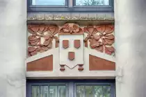 Toosb�ystra�e in Flensburg - Dekoration aus der Zeit des Jugendstils. Aufnahme: 2. Mai 2020.