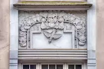 Toosb�ystra�e in Flensburg - Dekoration aus der Zeit des Jugendstils. Aufnahme: 2. Mai 2020.