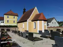 Schmidm�hlen, kath. Friedhofskirche St. Georg, verputzter Massivbau mit Satteldach, erbaut von 1550 bis 1560 (11.06.2017)