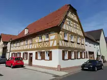 Birkenfeld, ehem. Gasthof zum Gr�nen Baum,  zweigeschossiger Kr�ppelwalmdachbau mit Zierfachwerkobergeschoss, erbaut 1692 (15.08.2017)