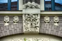 Br�stungsrelief in Jugendstil - Nikolaistra�e 10 in Flensburg. Aufnahme: 2. Mai 2020.