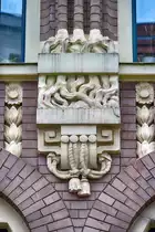 Br�stungsrelief in Jugendstil - Nikolaistra�e 10 in Flensburg. Aufnahme: 2. Mai 2020.