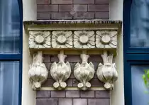 Br�stungsrelief mit Tierdarstellung in Jugendstil - Nikolaistra�e 10 in Flensburg. Aufnahme: 2. Mai 2020.