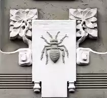 Br�stungsrelief mit Tierdarstellung in Jugendstil - Nikolaistra�e 7 in Flensburg. Aufnahme: 2. Mai 2020.