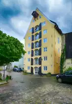 Im Hof der Gro�en Stra�e 24 in Flensburg befindet sich der Westindienspeicher. Errichtet wurde das Speichergeb�ude vom Flensburger Kaufmann Andreas Christiansen im Jahr 1789. Er war durch mehrere erfolgreiche Handelsfahrten quer �ber den Atlantik nach den damals d�nischen Karibikinseln St. Croix, St. Thomas und St. John zu m�rchenhaften Reichtum gelangt. Das sechsst�ckige Geb�ude wurde 1981 saniert und zu Wohnungen und B�ros umgebaut. Aufnahme: 2. Mai 2020.