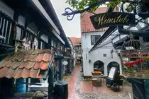 Krusehof in der Roten Stra�e 24 in Flensburg. In der heutigen Weinstube wurde fr�her W�sche gewaschen. Kaum einer kann sich dem Charme und der Herzlichkeit des Hofes entziehen, und jedes seiner Gewerbe tr�gt hierzu bei. Aufnahme: 2. Mai 2020.