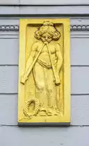 Goldenes Jugendstilrelief am Geb�ude in der Gro�en Stra�e in Flensburg. Aufnahme: 2. Mai 2020.