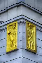 Goldenes Jugendstilrelief am Geb�ude in der Gro�en Stra�e in Flensburg. Aufnahme: 2. Mai 2020.