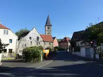 Randersacker, kath. Pfarrkirche St. Stephan am Tanzplan. Basilikales Langhaus mit eingezogenem Chor und Chorflankenturm mit Spitzhelm, erbaut ab 1578 (15.08.2017)
