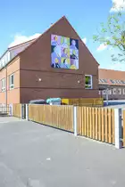 Ein Kunstwerk mit Portraits vom d�nischen Dichter Hans Christian Andersen am Giebel von Jes Kruse-Skolen, die d�nische Schule in Eckernf�rde. Aufnahme: 11. Mai 2020.