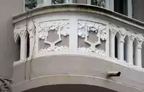 Jugendstil in Flensburg- Balkon mit Weingl�sern und Weintrauben ausgeschm�ckt. Aufnahme: 2. Mai 2020.