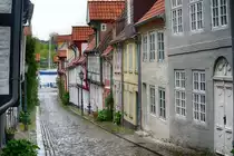 Oluf-Samson-Gang in Flensburg. Heute befinden sich die meisten H�user der Stra�e in einem restaurierten Zustand. Der Oluf-Samson-Gang gilt heute als eine der am besten erhaltenen und sch�nsten Altstadtstra�en in ganz Schleswig-Holstein. Aufnahme: 2. Mai 2020.