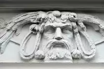 Jugendstil-Dekoration am Burgfried in Flensburg. Aufnahme: 2. Mai 2020.