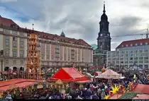 Eindr�cke des 585. Striezelmarkts auf dem Dresdner Altmarkt.
Blick von der Foto-Plattform auf das bunte Weihnachtsmarkt-Treiben, umrahmt von der weltgr��ten erzgebirgischen Stufenpyramide, dem Geb�udekomplex Altmarkt Nr. 4–6 (links) und dem 92 Meter hohen Turm der Kreuzkirche Dresden.
(Smartphone-Aufnahme)
[8.12.2019 | 12:14 Uhr]