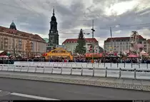 Gesamtansicht des 585. Striezelmarkts auf dem Dresdner Altmarkt, einer der �ltesten und bekanntesten Weihnachtsm�rkte der Welt - leider mit sperrigen Barrieren im Vordergrund.
Gut erkennbar ist auch der 92 Meter hohe Turm der Kreuzkirche Dresden.
(Smartphone-Aufnahme)
[8.12.2019 | 12:35 Uhr]