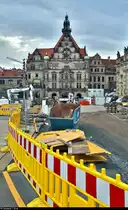 Schlossplatz oder Bauplatz?
Die Sicht auf den Dresdner Geogenbau (Georgentor) ist zum Aufnahmezeitpunkt durch Bauarbeiten an der Augustusbr�cke eingeschr�nkt. Ich habe versucht, diese Situation bewusst ins Bild einzuarbeiten.
(Smartphone-Aufnahme)
[8.12.2019 | 12:53 Uhr]