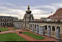Ein kleiner Rundgang auf den Au�enanlagen des Dresdner Zwingers.
Blick auf das Kronentor, das an die Wallgrabenbr�cke �ber dem Zwingergraben anschlie�t.
[8.12.2019 | 13:12 Uhr]