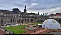 Ein kleiner Rundgang auf den Au�enanlagen des Dresdner Zwingers.
Blick vom Mathematisch-Physikalischen Salon Richtung Sempergalerie und Deutscher Pavillon. Im Hintergrund ist der Hausmannsturm gut zu erkennen.
(Smartphone-Aufnahme)
[8.12.2019 | 13:13 Uhr]